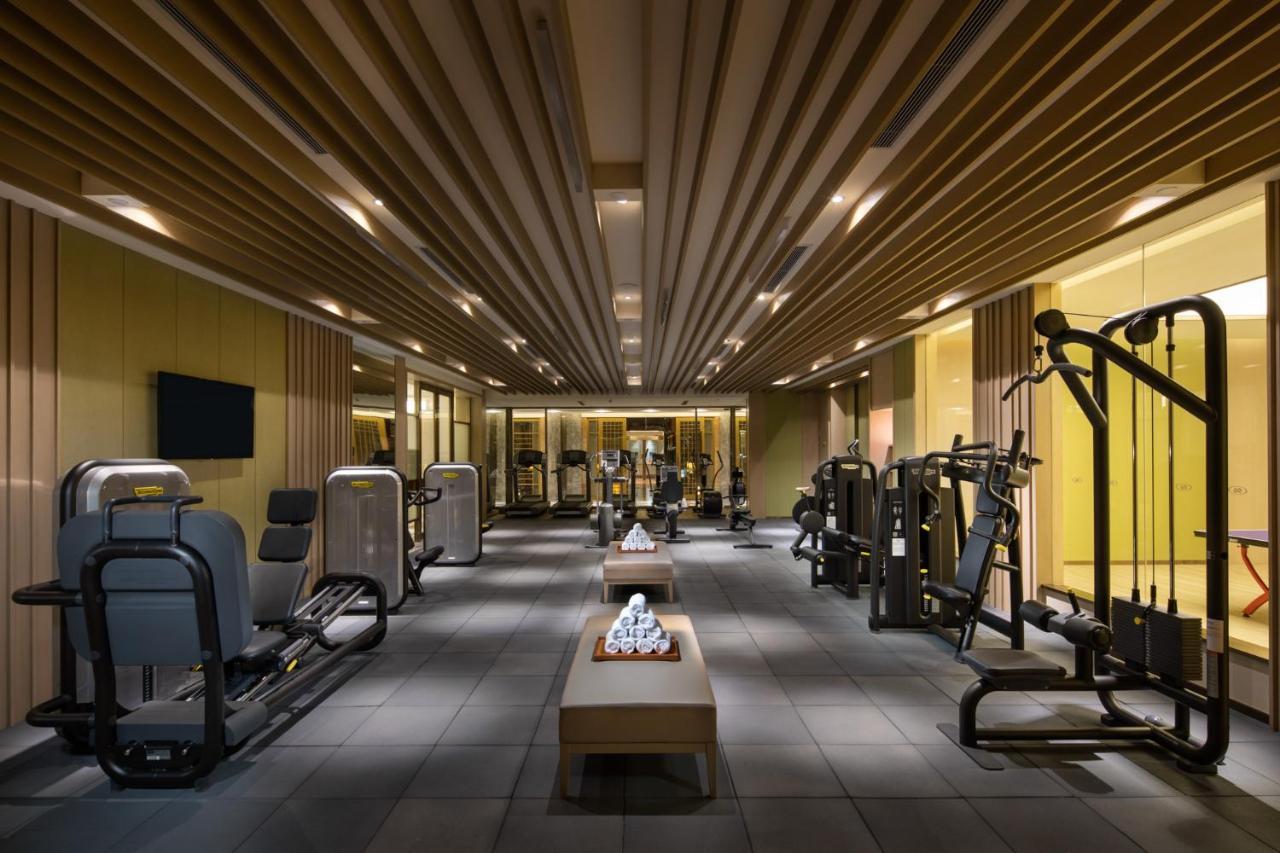 Crowne Plaza Shanghai Nanjing Road By Ihg Exteriör bild The gym at The Landmark