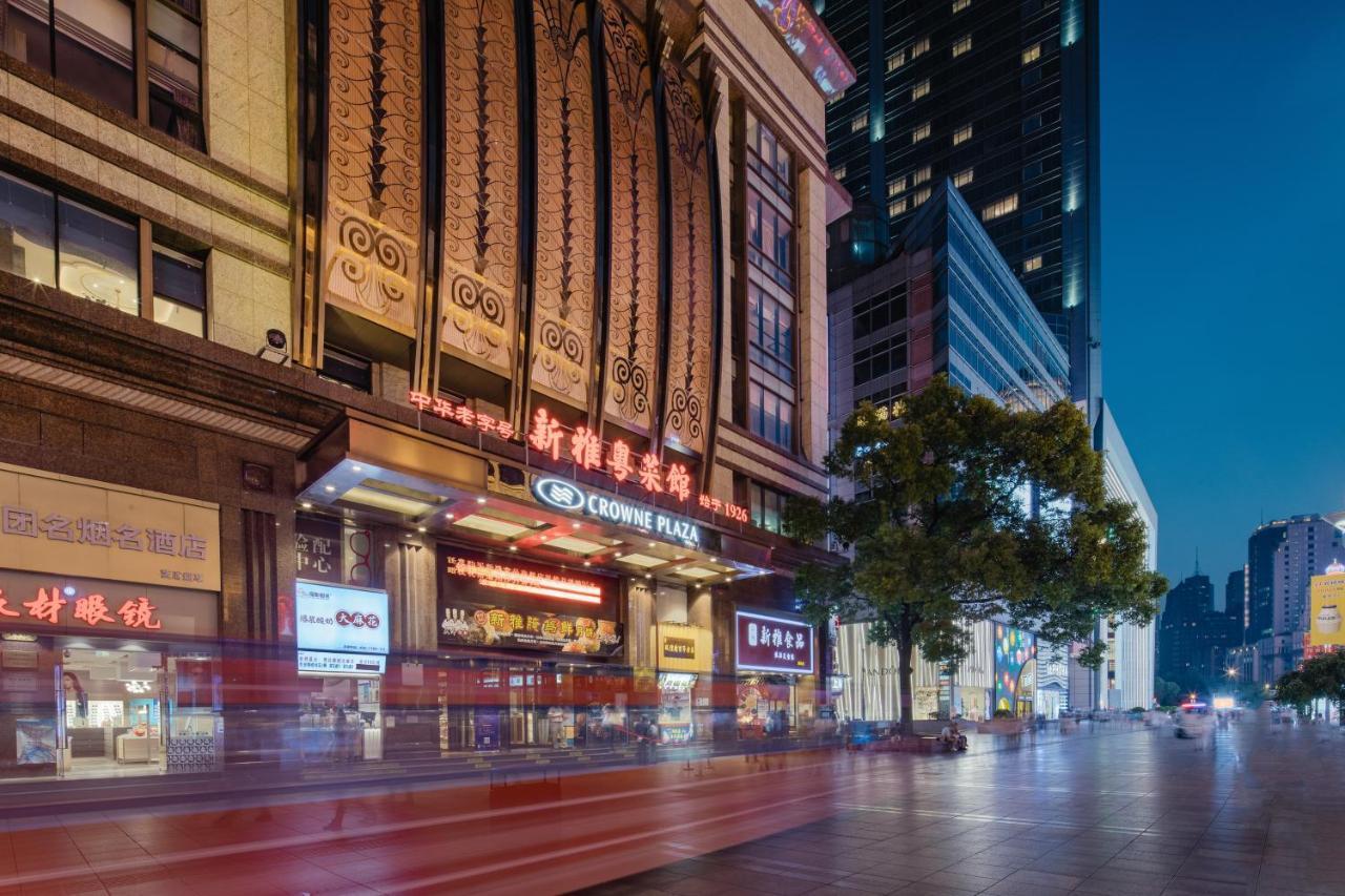 Crowne Plaza Shanghai Nanjing Road By Ihg Exteriör bild The entrance of the shopping mall