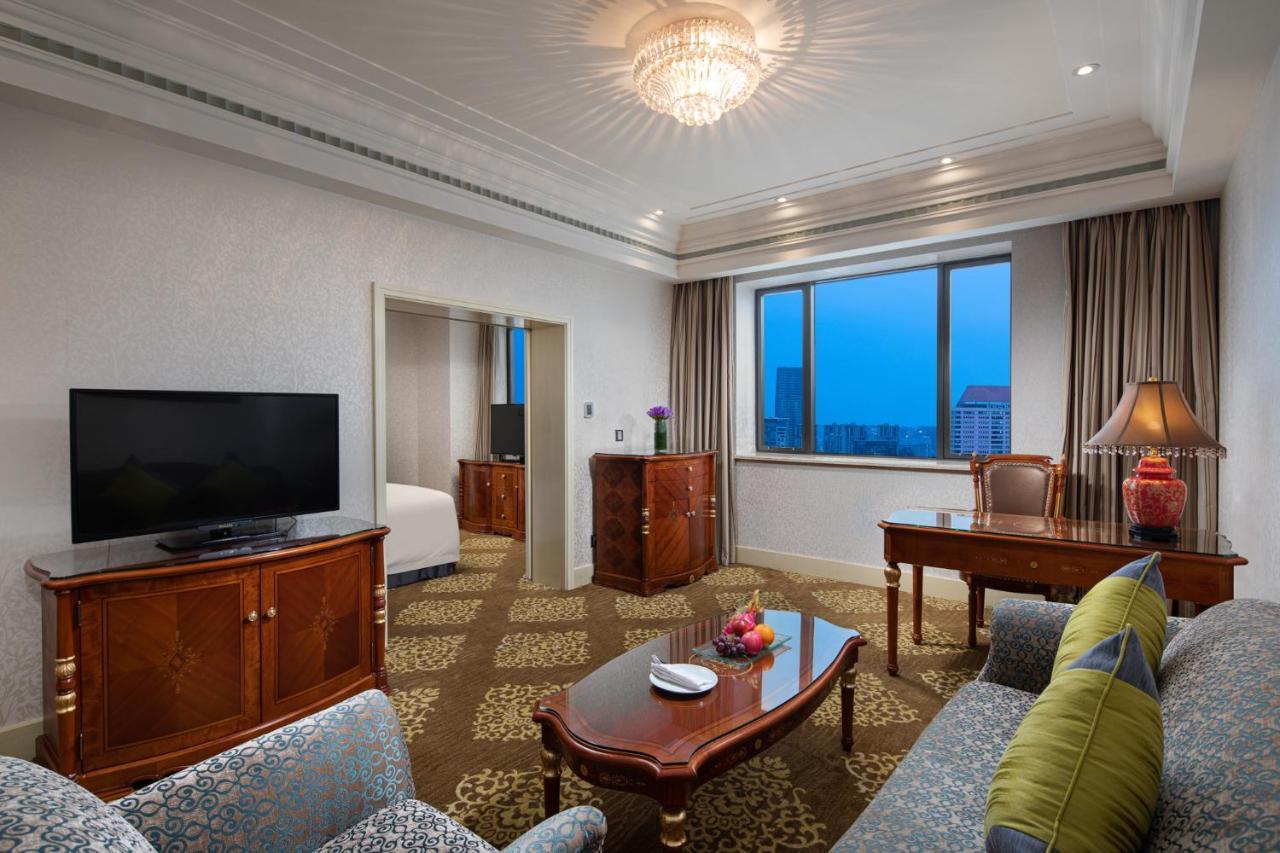 Crowne Plaza Shanghai Nanjing Road By Ihg Exteriör bild A suite at the hotel
