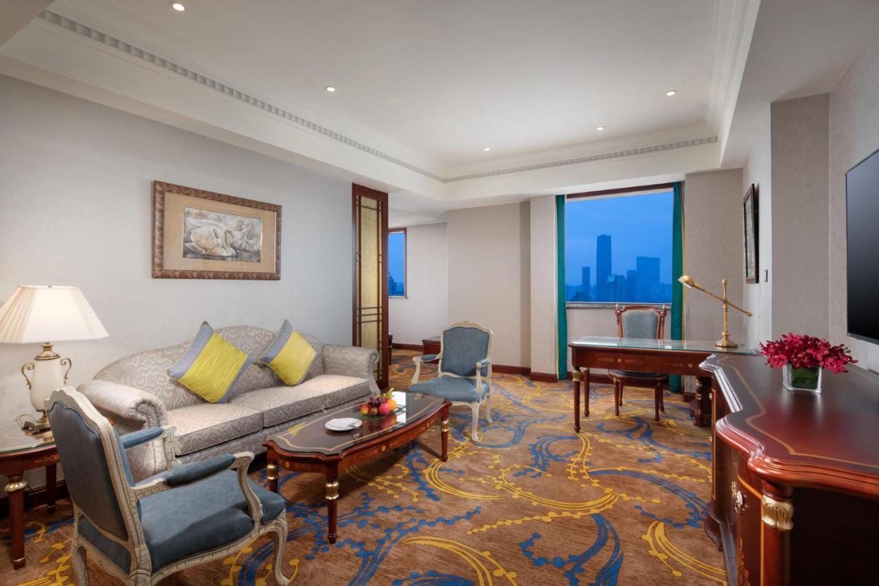 Crowne Plaza Shanghai Nanjing Road By Ihg Exteriör bild A suite at the hotel