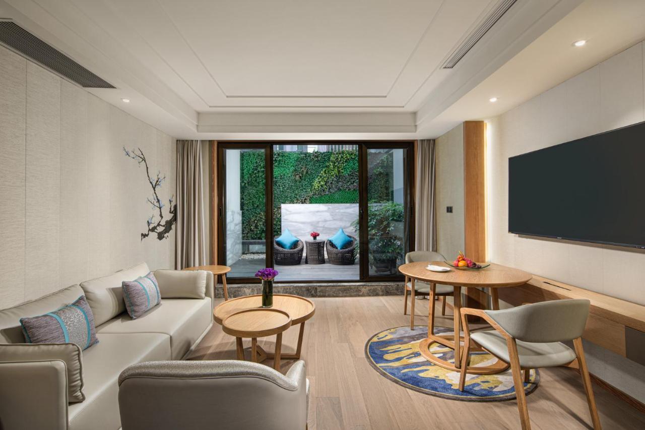 Crowne Plaza Shanghai Nanjing Road By Ihg Exteriör bild A suite at the hotel