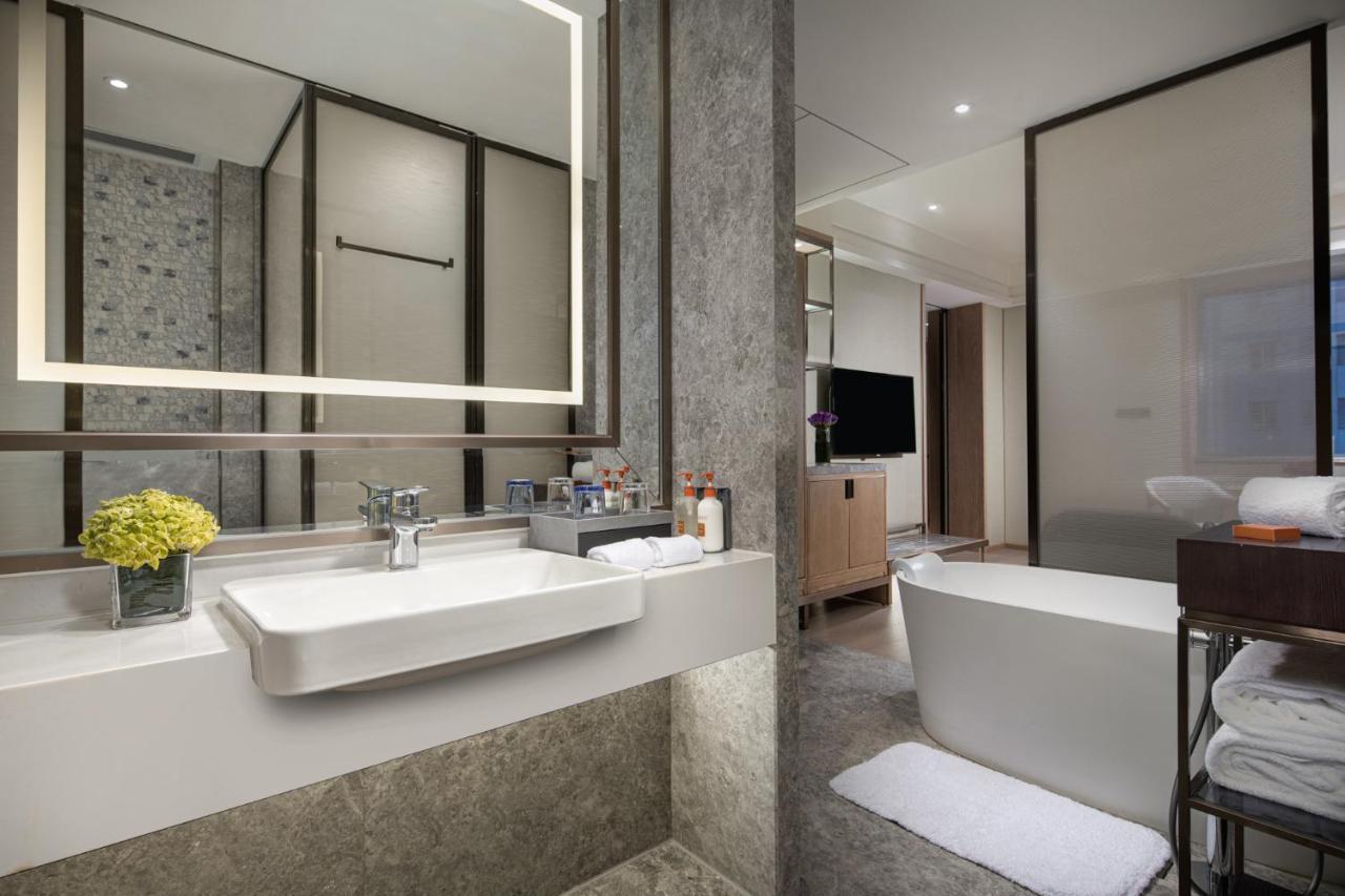 Crowne Plaza Shanghai Nanjing Road By Ihg Exteriör bild Bathroom