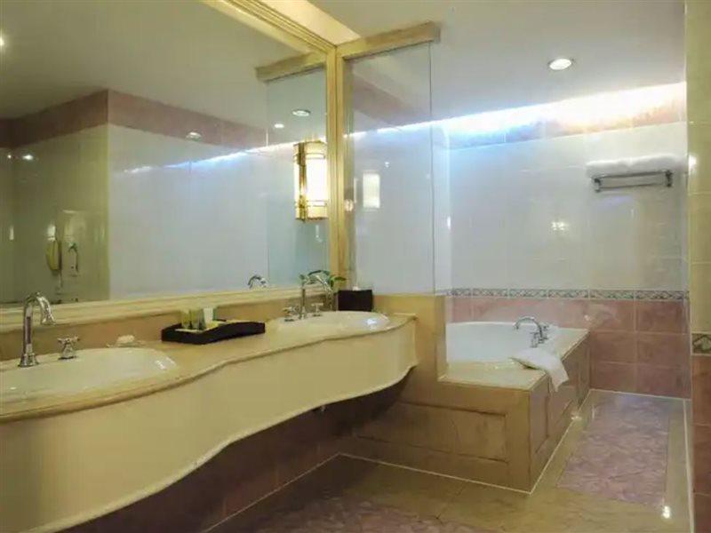 Crowne Plaza Shanghai Nanjing Road By Ihg Exteriör bild Bathroom