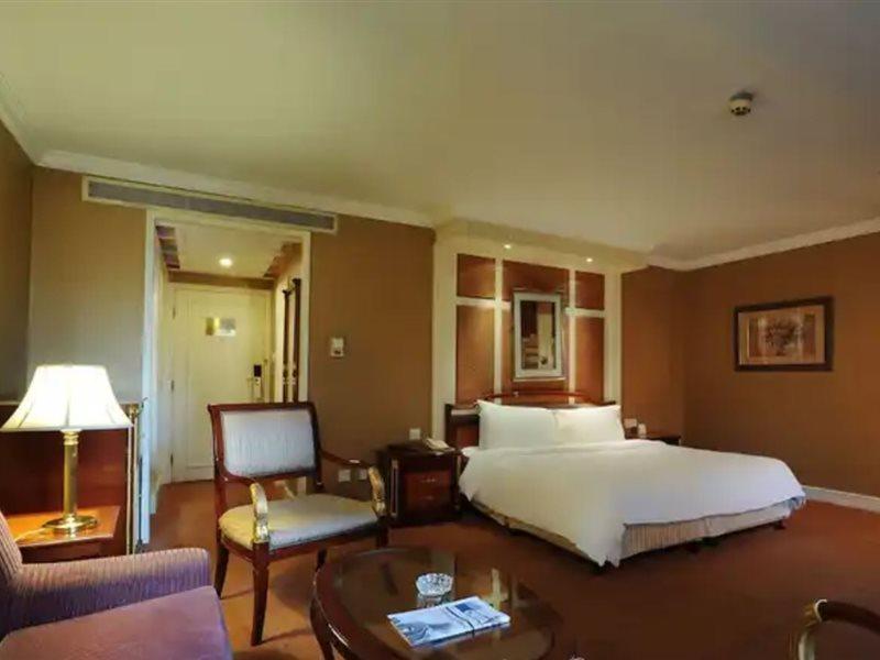 Crowne Plaza Shanghai Nanjing Road By Ihg Exteriör bild A room at the hotel
