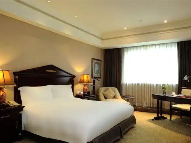 Crowne Plaza Shanghai Nanjing Road By Ihg Exteriör bild A room at the hotel