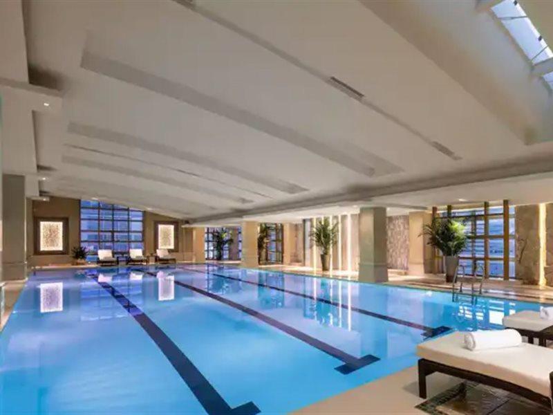 Crowne Plaza Shanghai Nanjing Road By Ihg Exteriör bild The pool at the Four Seasons Hotel