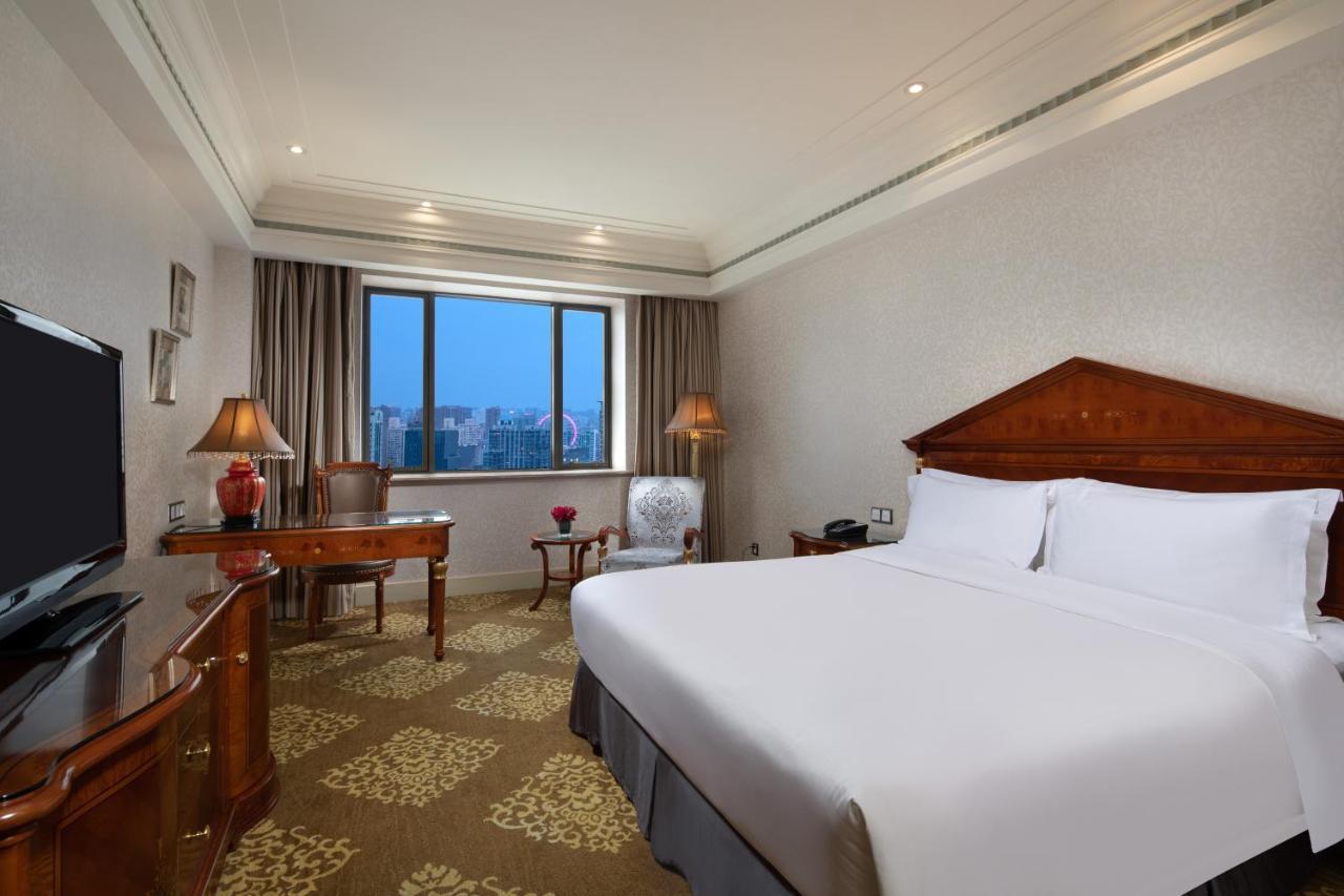 Crowne Plaza Shanghai Nanjing Road By Ihg Exteriör bild A room at the hotel
