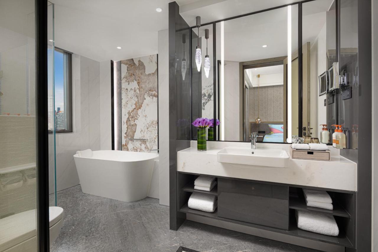 Crowne Plaza Shanghai Nanjing Road By Ihg Exteriör bild Bathroom
