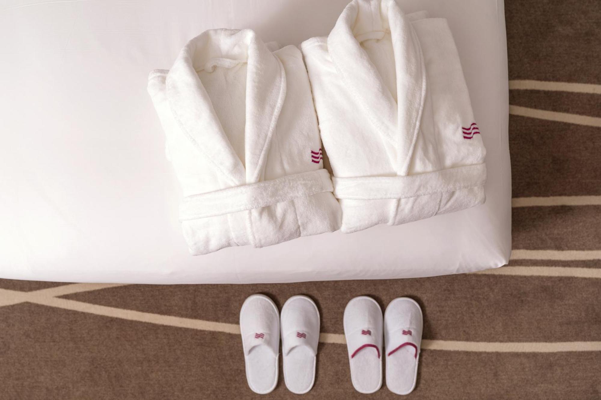 Crowne Plaza Shanghai Nanjing Road By Ihg Exteriör bild Bathrobe and slippers